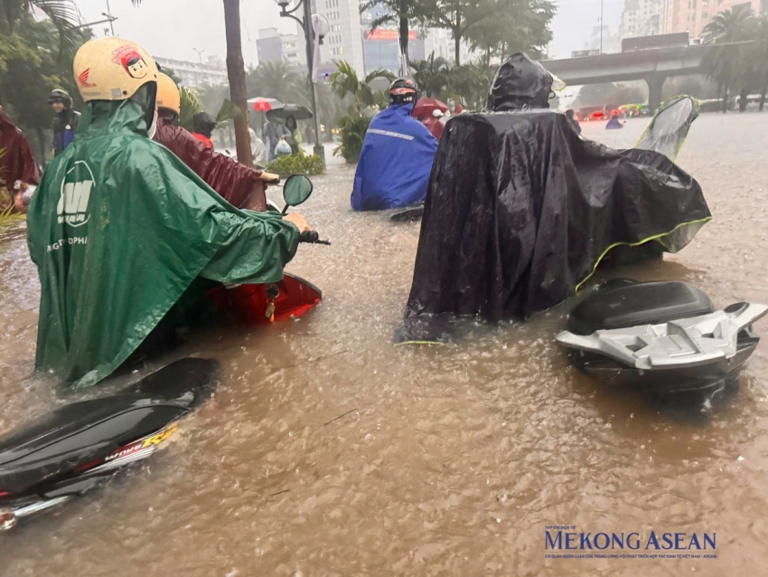 Hà Nội: Nhiều tuyến phố chìm trong biển nước, tê liệt vì mưa lớn