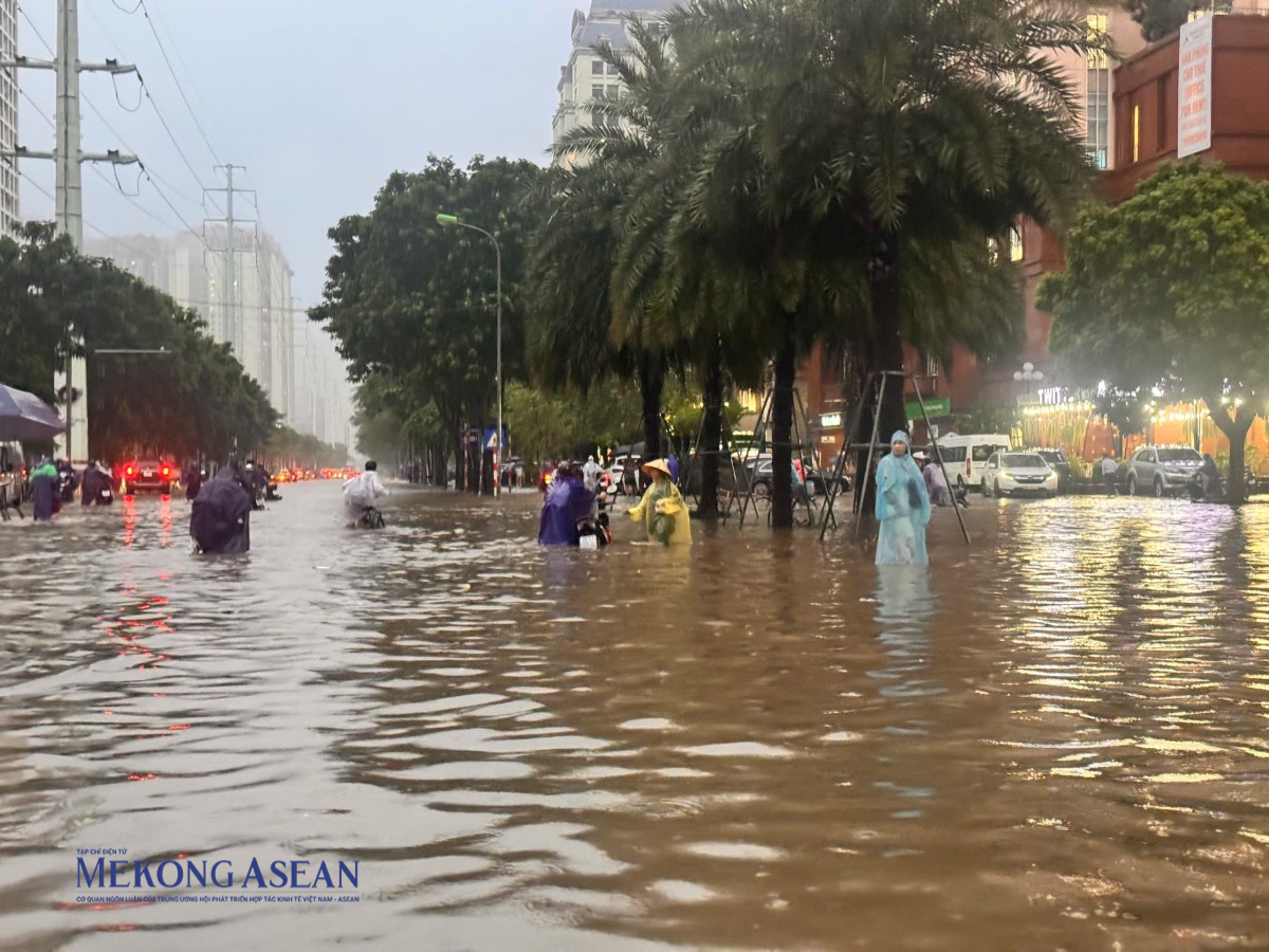 Nút giao Mễ Trì - Dương Đình Nghê (Keangnam) ngập sâu trong nước. Ảnh: Minh Phong/MekongASEAN.