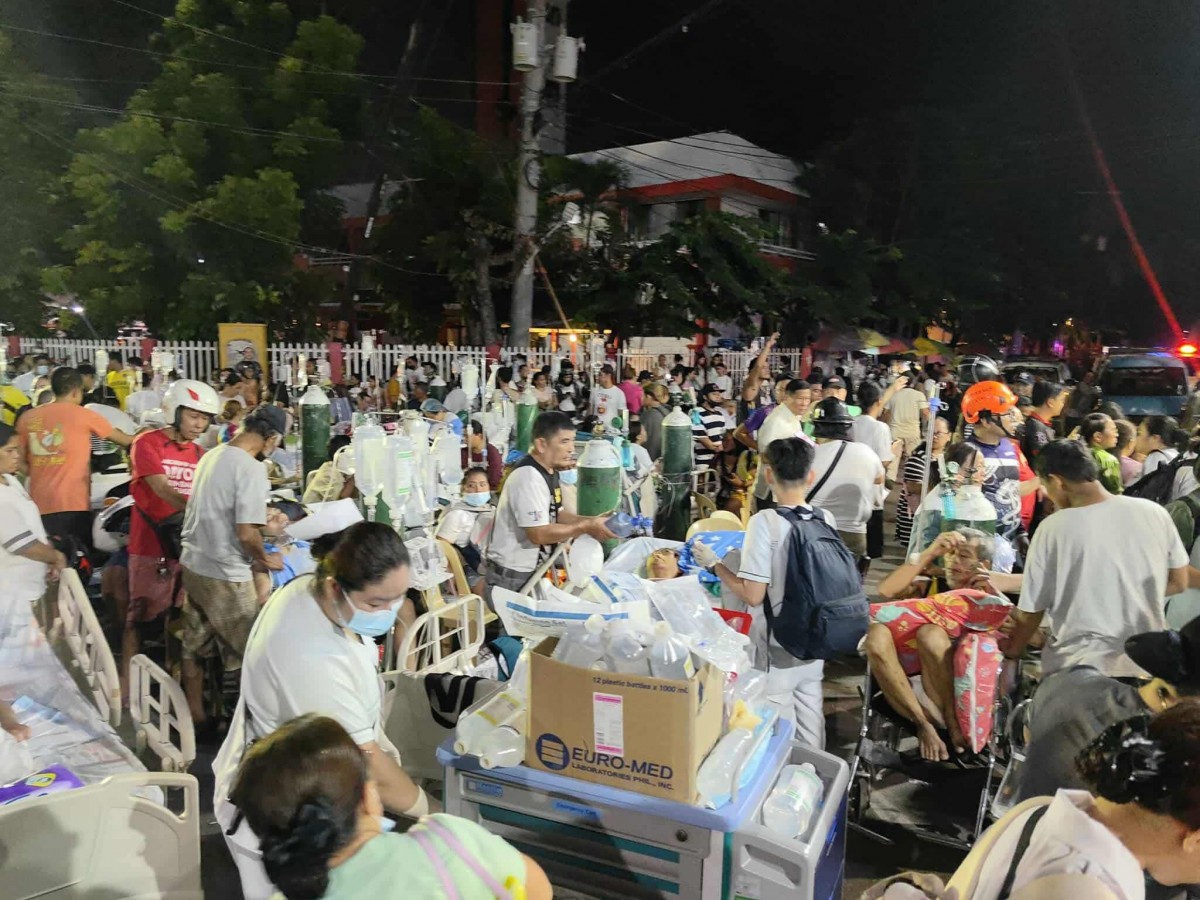 Bệnh viện tỉnh Cebu đang quá tải. Ảnh: X/@JPAbecillaPH