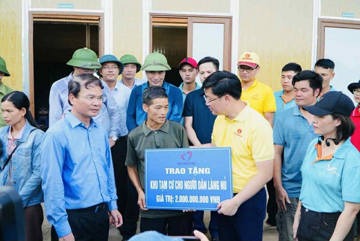 Ảnh 2 Đại diện Quỹ Thiện Tâm trao tặng hỗ trợ xây dựng khu tạm cư cho người dân Làng Lũ sau bão Yagi.