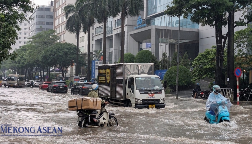 Trưa 1/10: Hà Nội tiếp tục mưa lớn, dự báo giảm dần về cuối ngày