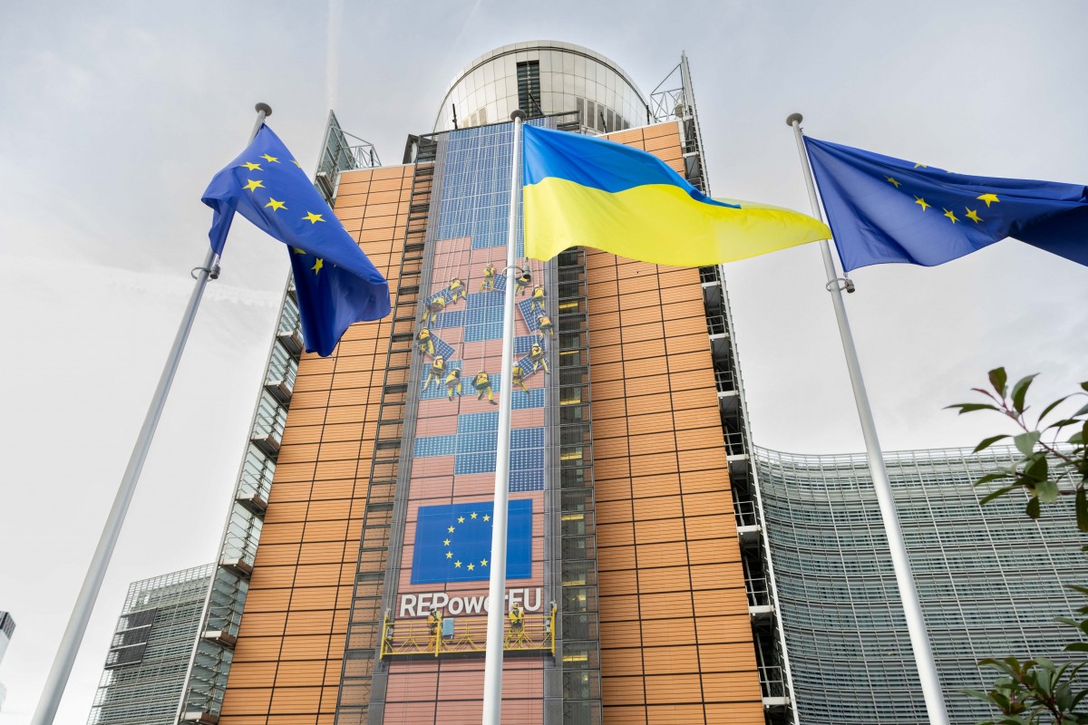 Cờ của EU và Ukraine trước tòa nhà trụ sở Ủy ban châu Âu tại Brussel (Bỉ). Ảnh: Ủy ban châu Âu