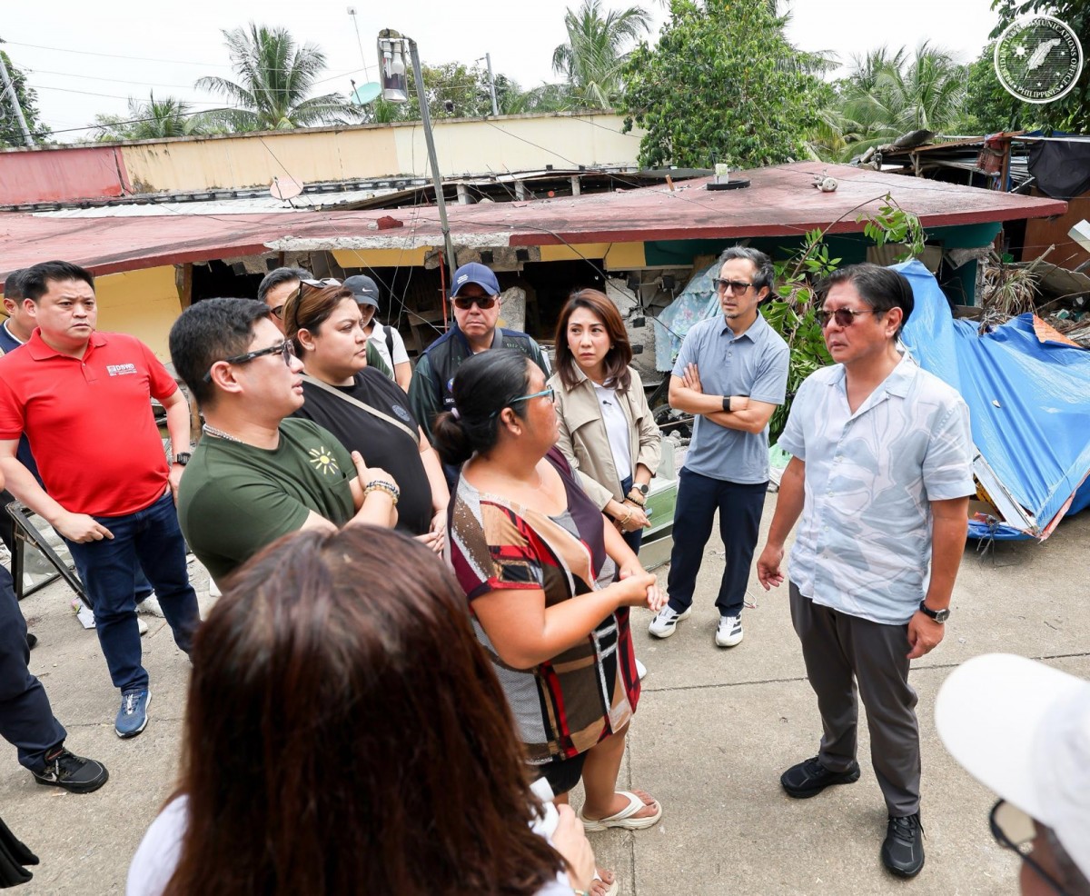 Tổng thống Philippines Ferdinand Marcos Jr (phải) gặp gỡ người dân tỉnh Cebu ngày 2/10. Ảnh: Văn phòng Truyền thông Tổng thống Philippines