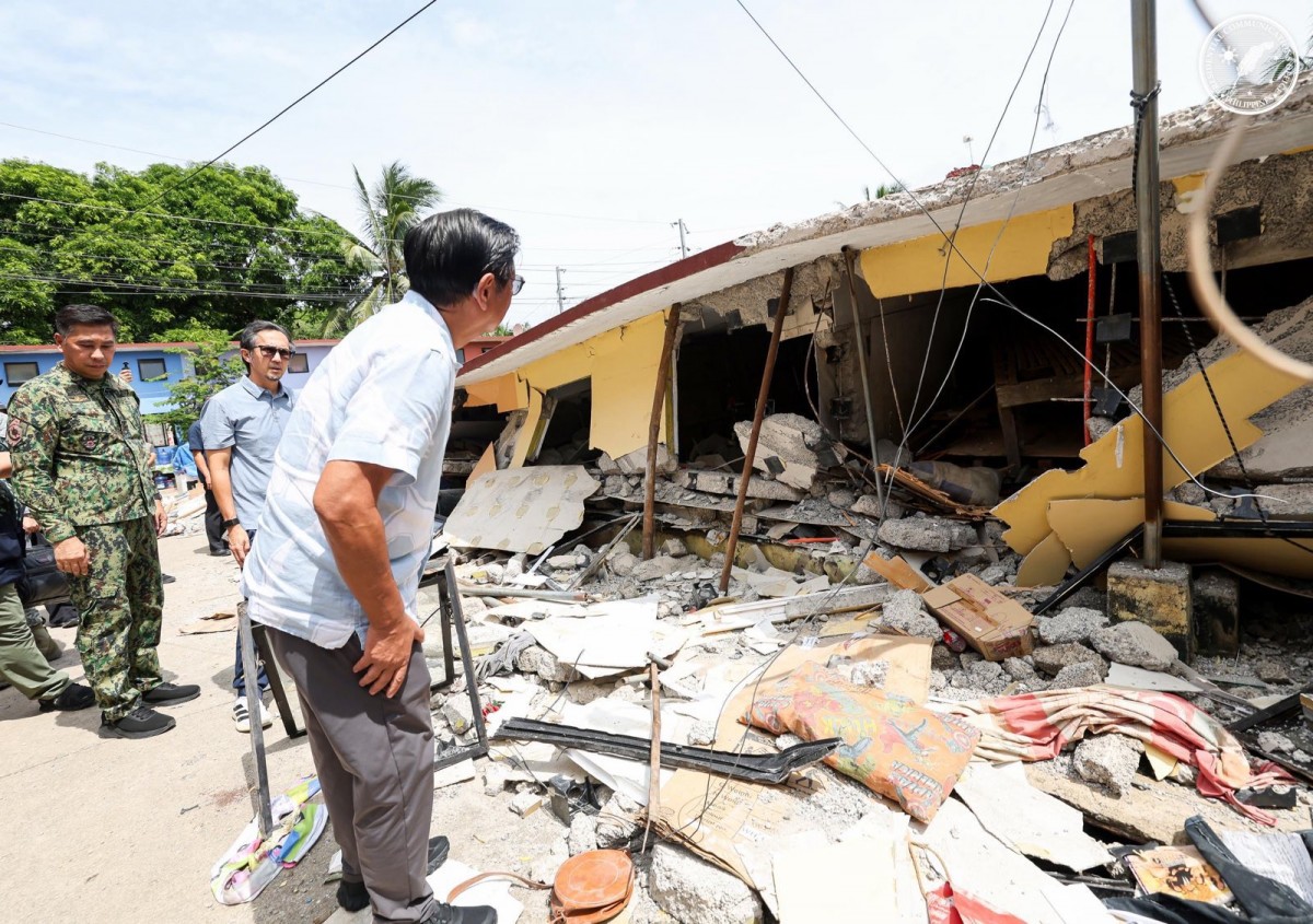 Tổng thống Philippines kiểm tra tình hình Làng tái định cư Yolanda ở Barangay Polambato. Ảnh: Văn phòng Truyền thông Tổng thống Philippines