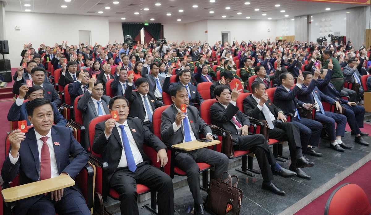 CácĐại biểu biểu quyết thông qua Nghị quyết Đại hội Đảng bộ tỉnh lần thứ I, nhiệm kỳ 2025 - 2030.