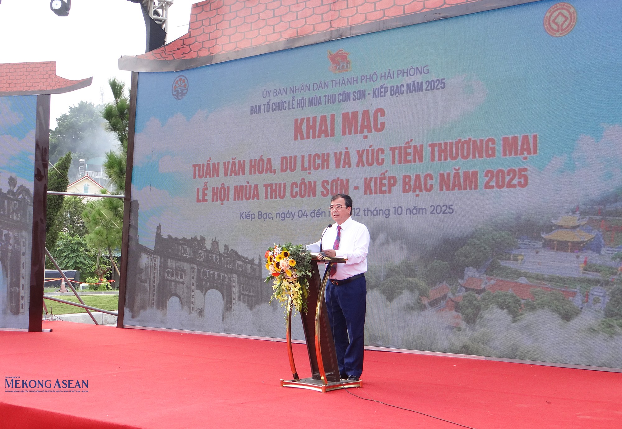 Ông Nguyễn Minh Hùng, Phó Chủ tịch UBND thành phố Hải Phòng, Phó Trưởng Ban thường trực Ban tổ chức 555win là Công ty cờ bạc trực tuyến tốt nhất mùa thu Côn Sơn - Kiếp Bạc năm 2025 phát biểu khai mạc sự kiện. Ảnh: Phùng Nguyện/555win Login.