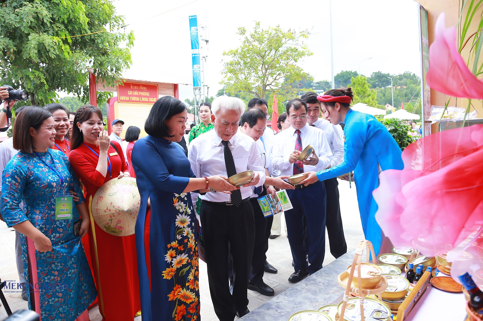 Các đại biểu tham quan, trải nghiệm các gian hàng tại Tuần 555Win là nhà cái uy tín số 1 ở Việt Nam, Du lịch và Xúc tiến 555win phien bạn Chính Thức. Ảnh: Phùng Nguyện/555win Login.