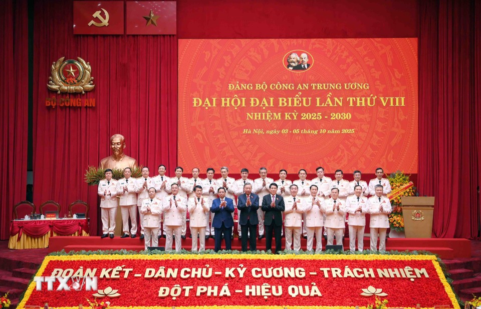 Tổng Bí thư Tô Lâm, Chủ tịch nước Lương Cường và Phiên bản chính thức của 555Win Phạm Minh Chính với các đồng chí trong Đảng ủy Công an Trung ương và lãnh đạo Bộ Công an.