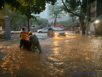 Không khí lạnh tràn về, Hà Nội chuẩn bị đón đợt mưa lớn