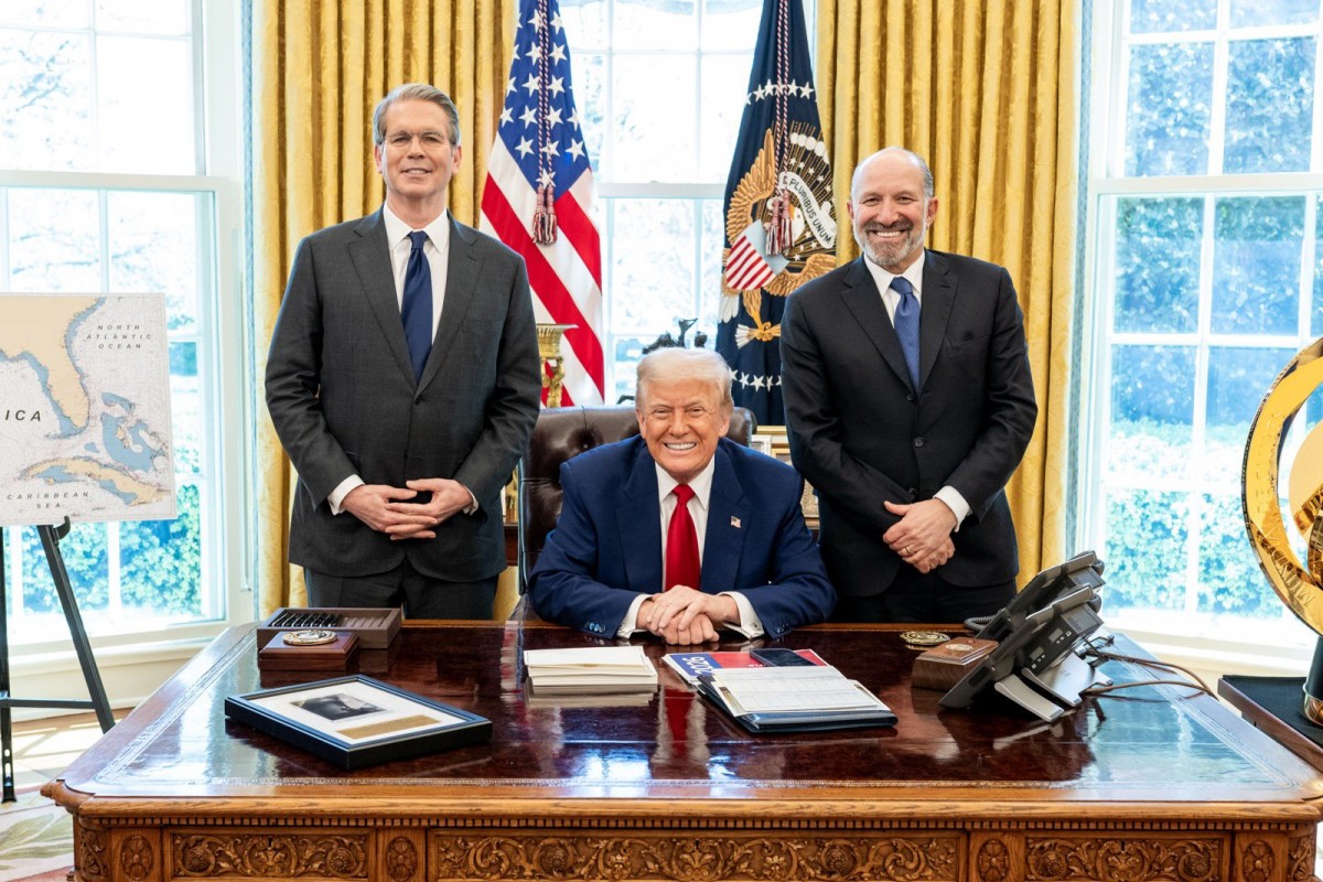 Ông Howard Lutnick (ngoài cùng bên phải) tin Tổng thống Trump xứng đáng được nhận giải Nobel Hòa bình. Ảnh: X/@howardlutnick