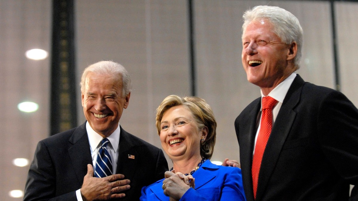 Từ trái sang phải: ông Joe Biden, bà Hillary Clinton và ông Bill Clinton ngày 21/7/2024. Ảnh: X/@ChrisDJackson