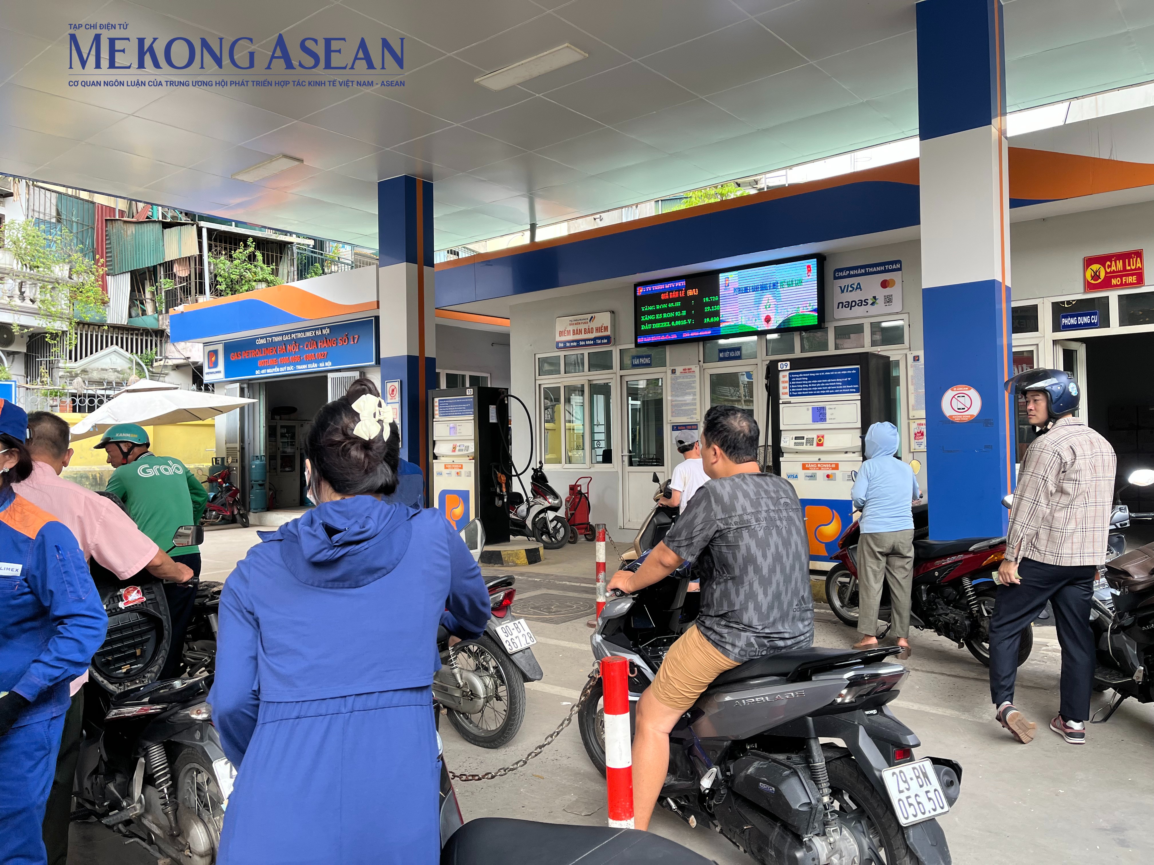 Giá xăng RON 95 vượt mốc 20.000 đồng/lít