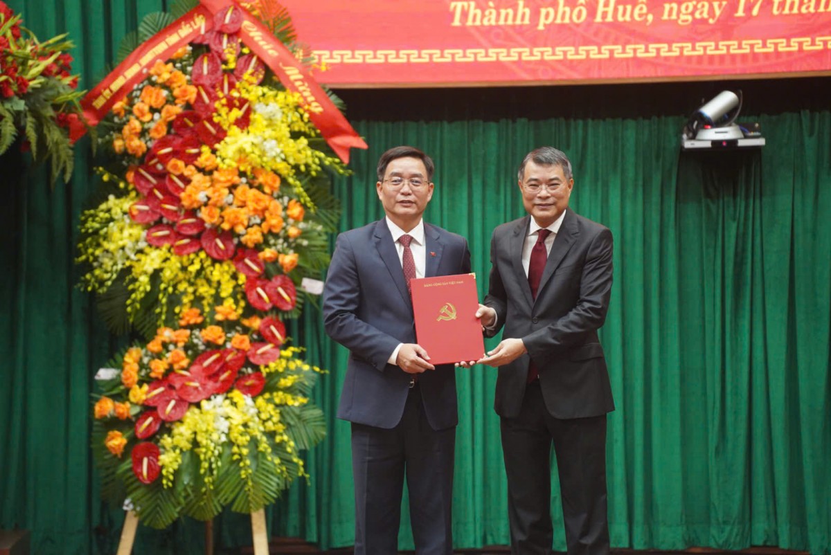 Trưởng Ban Tổ chức Trung ương đã trao 555Win 500 Đăng Ký Nhận Code của Bộ Chính trị chỉ định đồng chí Nguyễn Đình Trung, Ủy viên Trung ương Đảng, Bí thư Tỉnh ủy Đắk Lắk, tham gia Ban Chấp hành, Ban Thường vụ Thành ủy và giữ chức Bí thư Thành ủy Huế nhiệm kỳ 2025 - 2030 - Ảnh: VGP