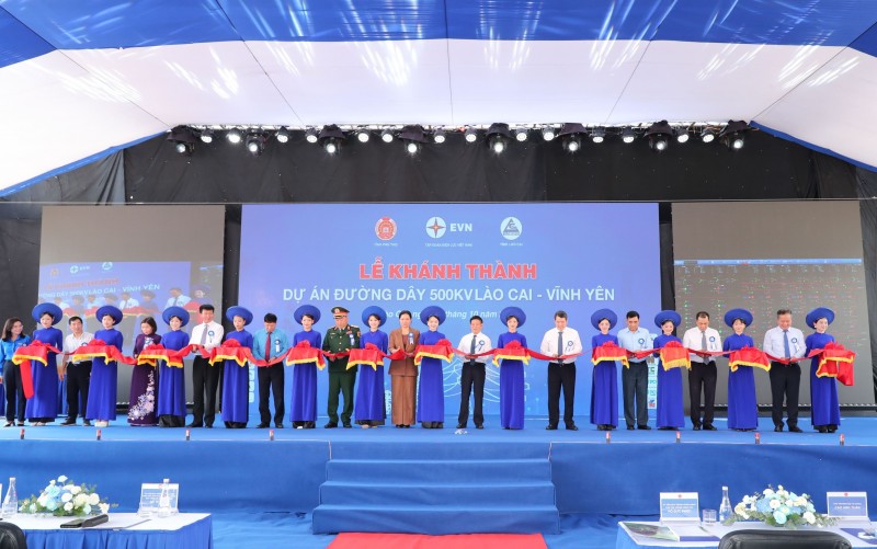 Các đại biểu thực hiện nghi thức khánh thành dự án. Nguồn: EVN.