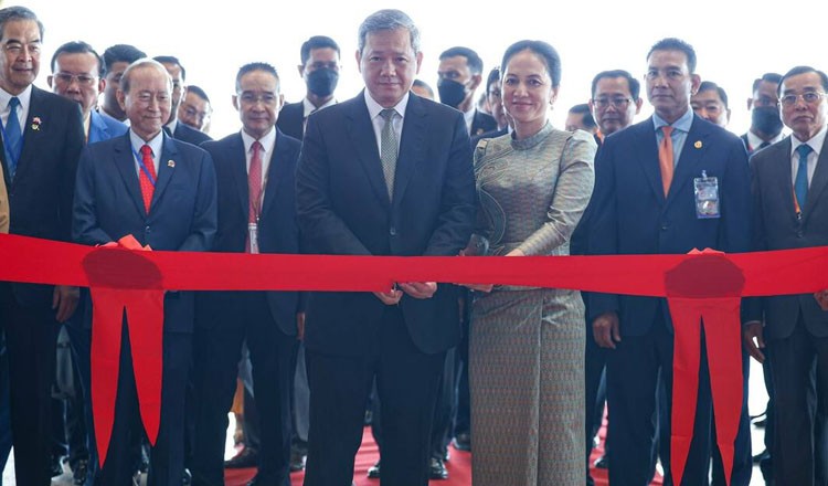 Phiên bản chính thức của 555Win Campuchia Hun Manet cắt băng khánh thành Sân bay quốc tế Techo ngày 20/10. Ảnh: Khmer Times