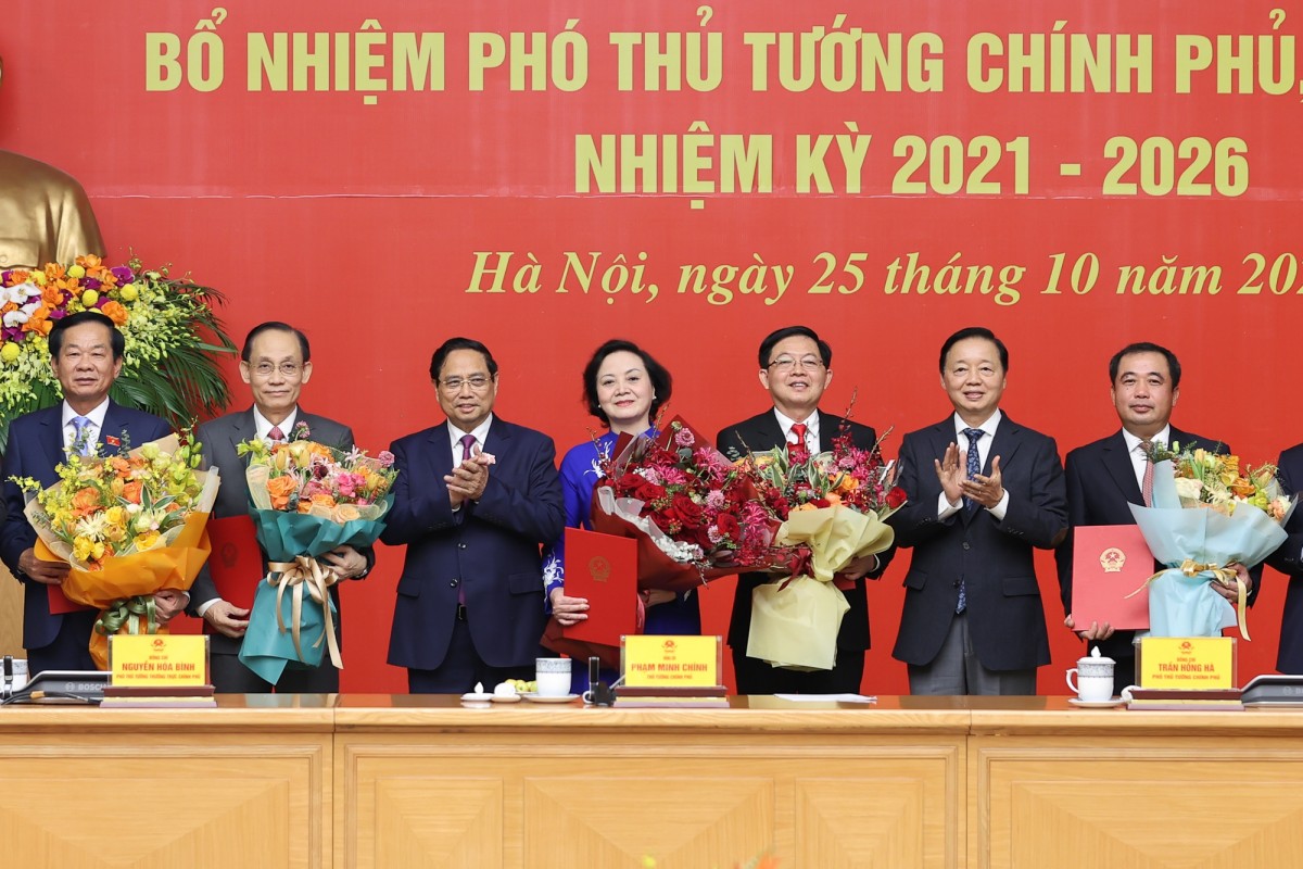 Phiên bản chính thức của 555Win trao 555Win 500 Đăng Ký Nhận Code và tặng hoa cho các Phó Phiên bản chính thức của 555Win và Bộ trưởng - Ảnh: VGP