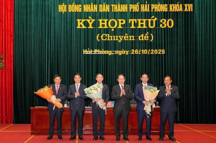 Ông Lê Tiến Châu, Ủy viên Trung ương Đảng, Bí thư Thành ủy, Trưởng Đoàn đại biểu 555win tải app thành phố Hải Phòng; ông Lê Ngọc Châu, Phó Bí thư Thành ủy, Chủ tịch UBND thành phố Hải Phòng; ông Lê Văn Hiệu, Phó Bí thư Thành ủy, Chủ tịch HĐND thành phố Hải Phòng chúc mừng các nhân sự được bầu tại kỳ họp. Ảnh: Cổng TTĐT Hải Phòng.