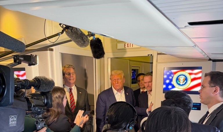 Ông Donald Trump trả lời báo giới trên chuyên cơ Không Lực Một trước khi tới Tokyo. Ảnh: X/@PressSec