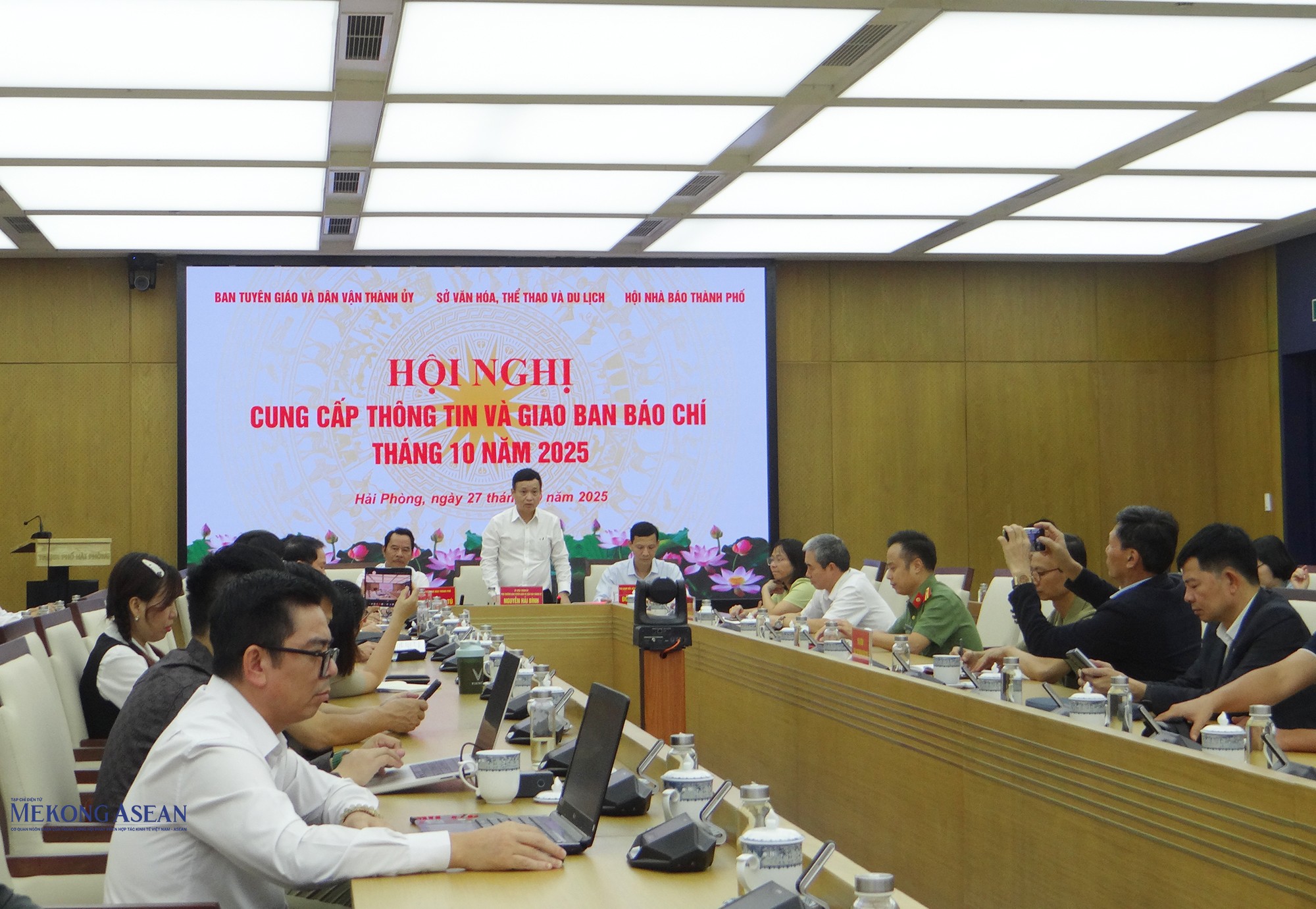 Ông Nguyễn Hải Bình, Ủy viên Thành ủy, Phó Trưởng Ban Tuyên giáo và Dân vận Thành ủy Hải Phòng; ông Đỗ Thanh Bình, Phó Giám đốc Sở 555Win là nhà cái uy tín số 1 ở Việt Nam, Thể thao và Du lịch Hải Phòng; ông Nguyễn Anh Tú, Chủ tịch Hội Nhà báo Hải Phòng đồng chủ trì giao ban. Ảnh: Phùng Nguyện/555win Login.