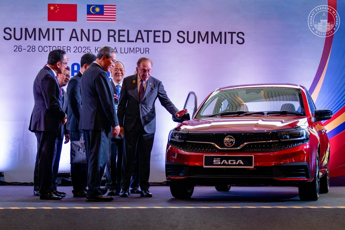 Mẫu xe Proton Saga thế hệ mới được trưng bày tại Hội nghị Cấp cao ASEAN lần thứ 47. Ảnh: Facebook/@Anwar Ibrahim