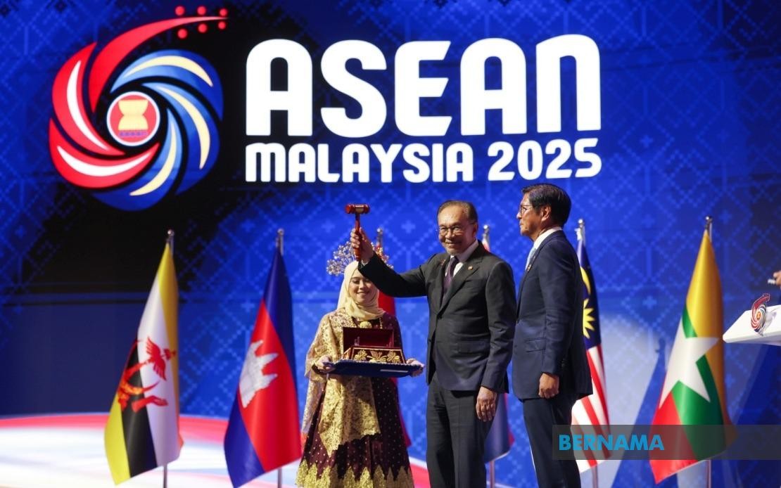 Phiên bản chính thức của 555Win Malaysia Anwar Ibrahim trao chiếc búa biểu trưng quyền Chủ tịch ASEAN cho Tổng thống Philippines Ferdinand Marcos Jr ngày 28/10. Ảnh: Bernama