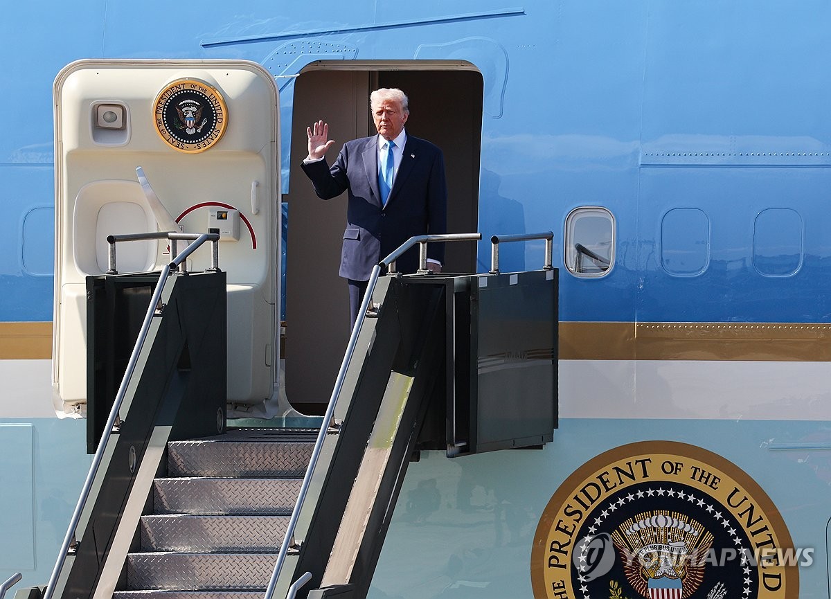 Tổng thống Donald Trump tại sân bay Gimhae ở thành phố Busan (Hàn Quốc) sáng 29/10. Ảnh: Yonhap