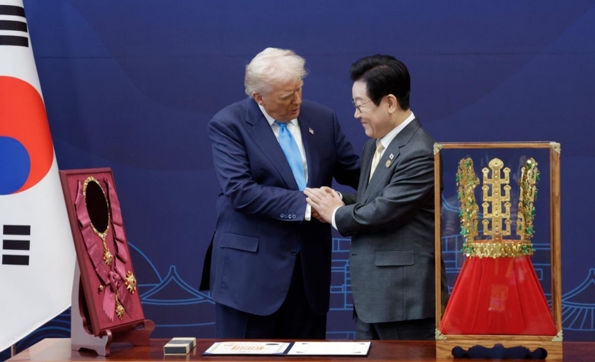 Hàn Quốc tặng Tổng thống Trump bản sao vương miện vàng
