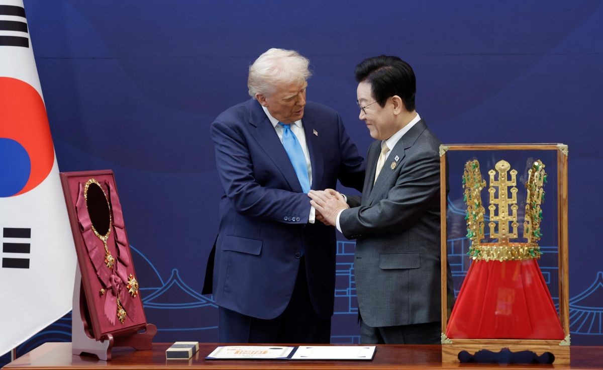 Hàn Quốc tặng Tổng thống Trump bản sao vương miện vàng