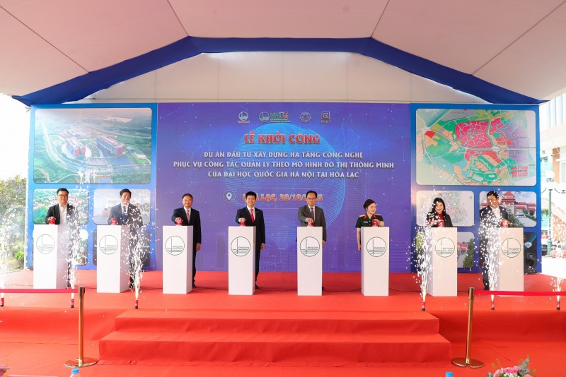 Các đại biểu bấm bút khởi công dự án 