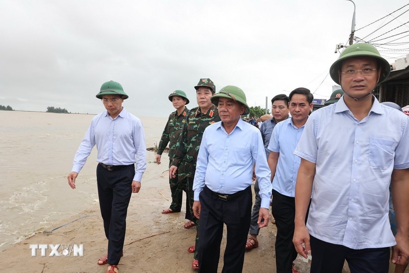 , Thường trực Ban Bí thư, đến động viên các lực lượng đang ngày đêm gia cố, bảo vệ bờ kè tại thôn An Lương bị sạt lở uy hiếp đến tính mạng tài sản của hàng trăm hộ dân xã Duy Nghĩa. 
