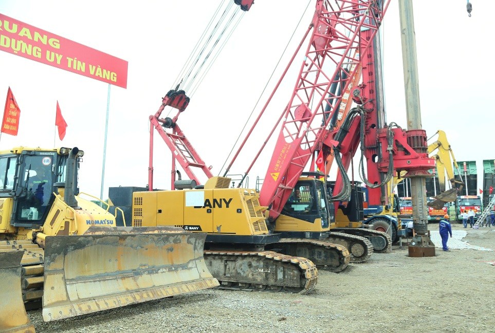 Các đơn vị, nhà thầu huy động máy móc, phương tiện và nhân lực để triển khai thực hiện dự án. Ảnh: Cổng TTĐT Hưng Yên.