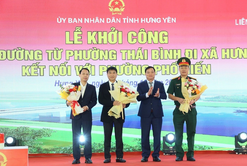 Ông Nguyễn Khắc Thận, Phó Bí thư Tỉnh ủy, Chủ tịch UBND tỉnh Hưng Yên tặng hoa chúc mừng chủ đầu tư và đơn vị nhà thầu. Ảnh: Cổng TTĐT Hưng Yên.