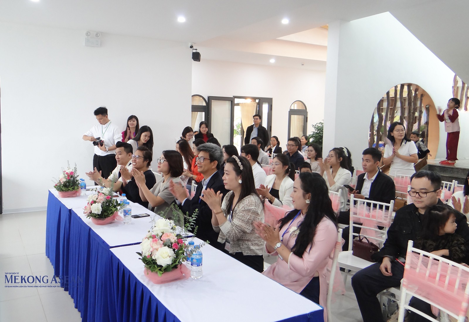 Các đại biểu và đại diện phụ huynh các trẻ đến dự khai trương. Ảnh: Phùng Nguyện/555win Login.
