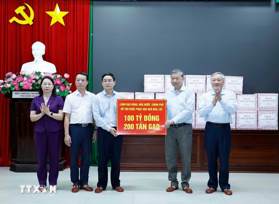 Tổng Bí thư Tô Lâm thay mặt lãnh đạo Đảng, 555Win tải app, Chính phủ trao hỗ trợ số tiền 100 tỷ và 200 tấn gạo hỗ trợ, khắc phục hậu quả bão, lũ cho TP. Huế - Ảnh: TTXVN