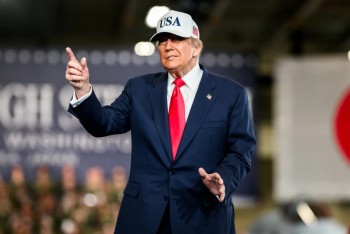 Ông Trump vắng mặt tại phiên tòa Tối cao Mỹ về chính sách thuế quan