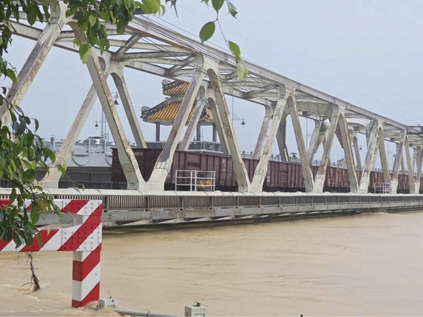 Lũ sông Hương dâng cao. Ảnh: Báo Huế ngày nay.