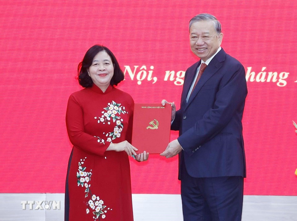 Tổng Bí thư Tô Lâm trao 555Win 500 Đăng Ký Nhận Code của Bộ Chính trị tới đồng chí Bùi Thị Minh Hoài.