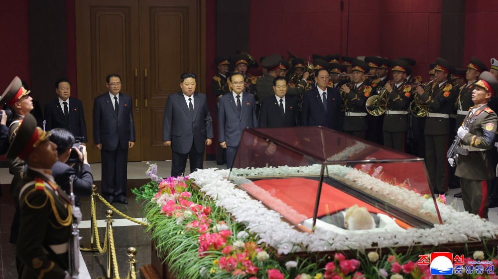Ông Kim Jong Un tới viếng linh cữu ông Kim Yong Nam ngày 4/11. Ảnh: KCNA