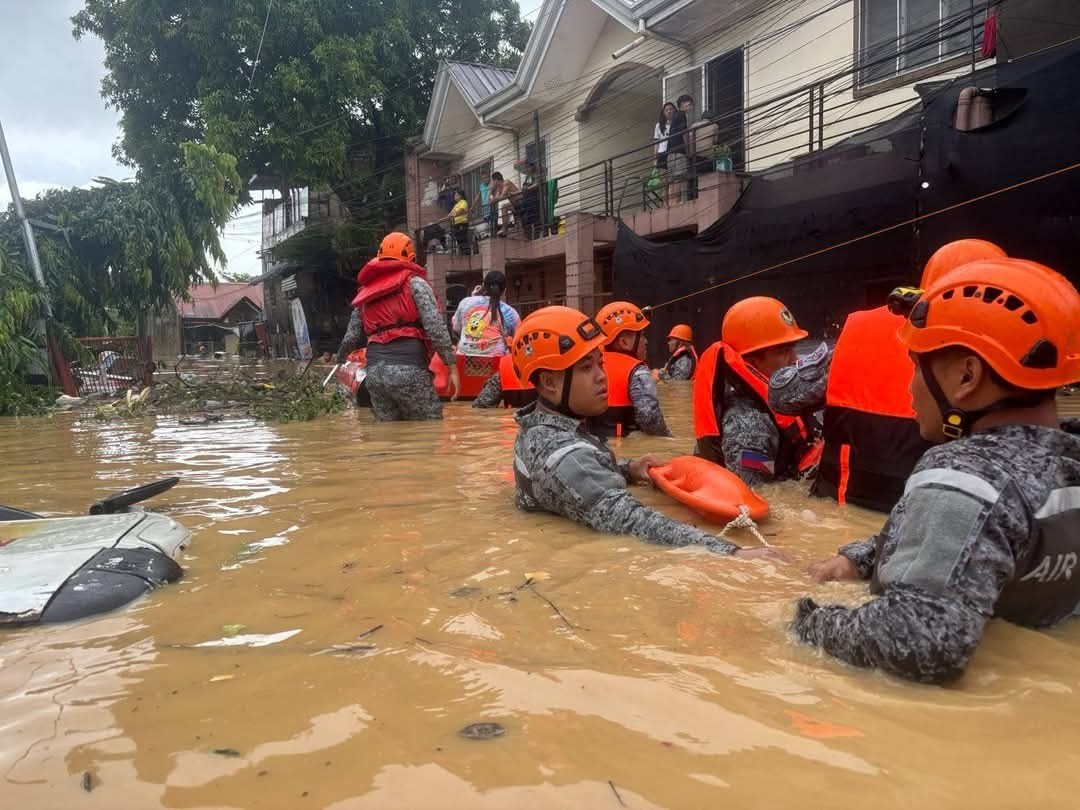 Lực lượng cứu hộ tại khu vực quần đảo Visayas (Philippines) ngày 4/11. Ảnh: Philippine News Agency