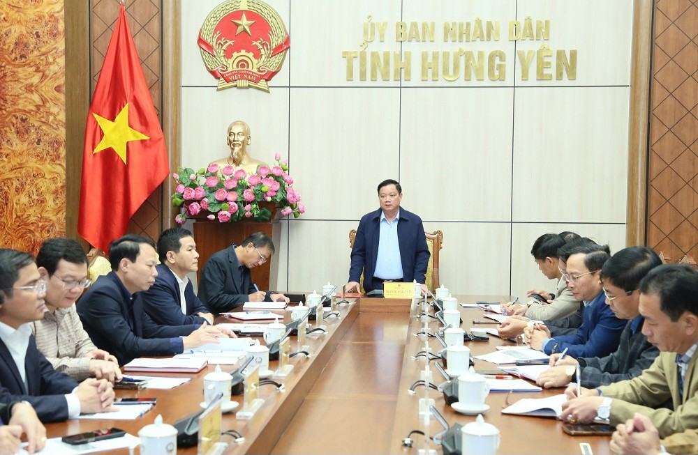 Ông Nguyễn Khắc Thận, Chủ tịch UBND tỉnh Hưng Yên phát biểu chỉ đạo tại cuộc họp. Ảnh: Cổng TTĐT Hưng Yên.