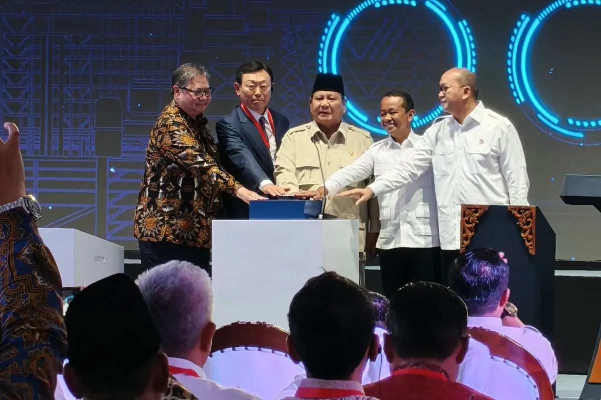 Tổng thống Indonesia Prabowo Subianto (giữa) nhấn nút khánh thành nhà máy hóa dầu Lotte tại thành phố Cilegon, tỉnh Banten ngày 6/11. Ảnh: Antara