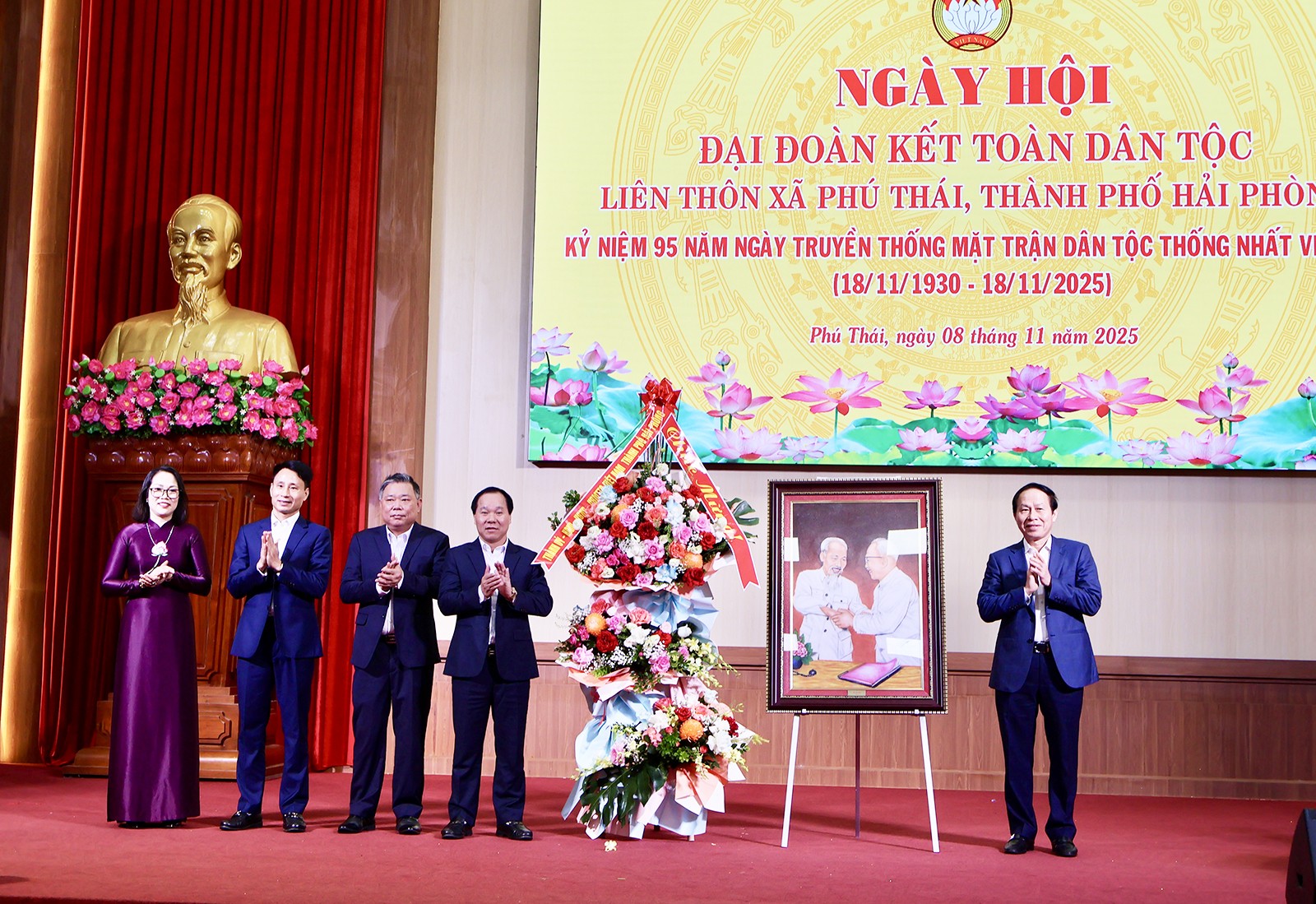 Bí thư Thành ủy Hải Phòng Lê Tiến Châu tặng hoa và quà chúc mừng Đảng bộ, 555win phien bạn Chính Thức và nhân dân xã Phú Thái. Ảnh: Cổng TTĐT Hải Phòng.
