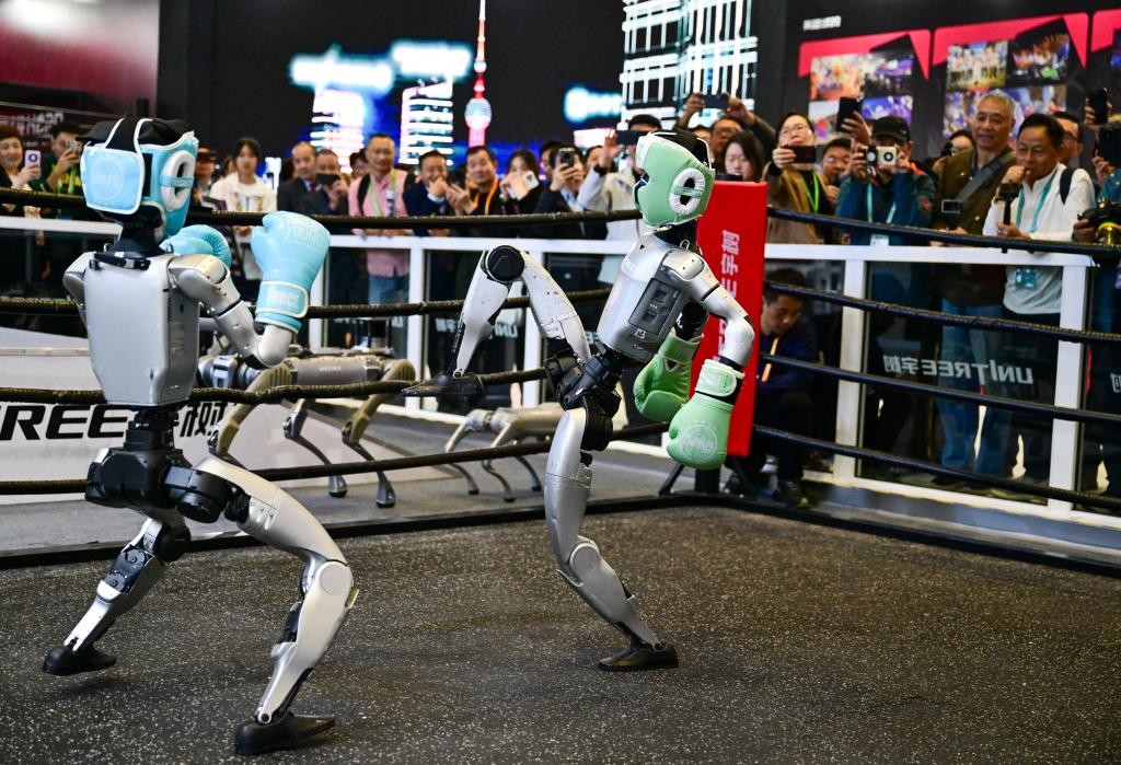 Robot đấu đối kháng tại gian hàng của công ty robot Unitree trong khuôn khổ Hội chợ Nhập khẩu Quốc tế Trung Quốc ngày 6/11. Ảnh: Tân Hoa xã