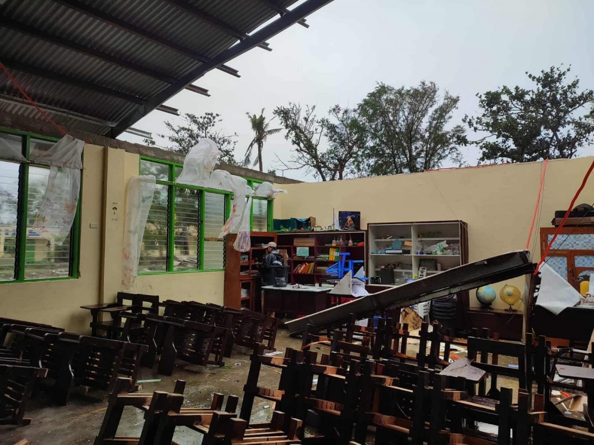 Trường Nghề Thủy sản Bolinao bị tàn phá bởi gió mạnh và sóng lớn. Ảnh: Philippine News Agency
