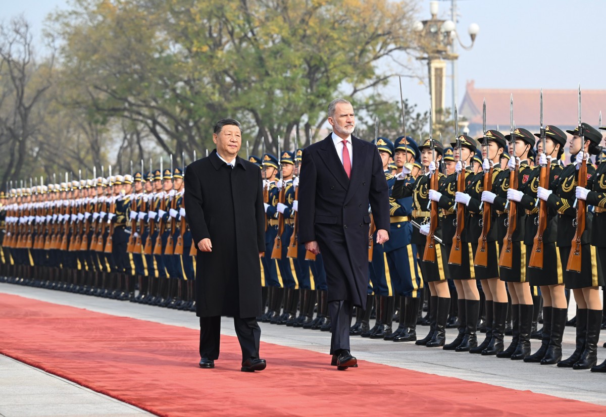 Chủ tịch Tập Cận Bình (trái) và Quốc vương Felipe VI tại Bắc Kinh ngày 12/11. Ảnh: X/@SpoxCHN_MaoNing