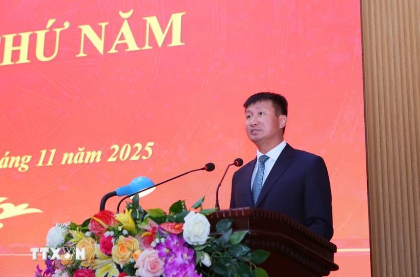 Chủ tịch Ủy ban Nhân dân tỉnh Ninh Bình Trần Huy Tuấn phát biểu tại kỳ họp thứ 5, Hội đồng nhân dân tỉnh Ninh Bình khóa XV. 