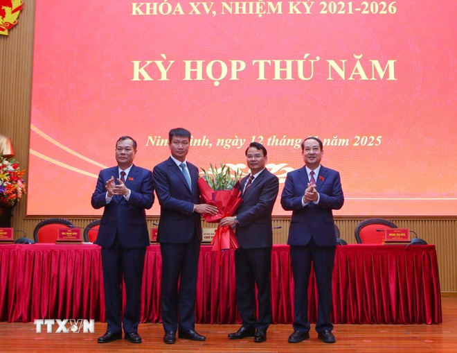 Thường trực Tỉnh ủy Ninh Bình tặng hoa chúc mừng tân Chủ tịch Ủy ban Nhân dân tỉnh Trần Huy Tuấn.