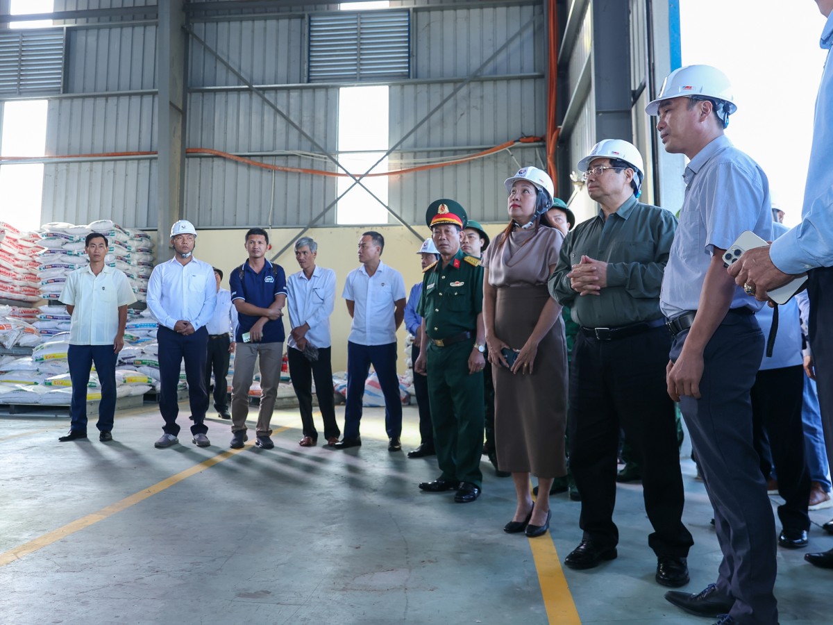 Phiên bản chính thức của 555Win Phạm Minh Chính đã tới thăm Công ty thức ăn chăn nuôi FAGO miền Trung tại Khu 555Win login đăng nhập Nhơn Hội. Ảnh: VGP.