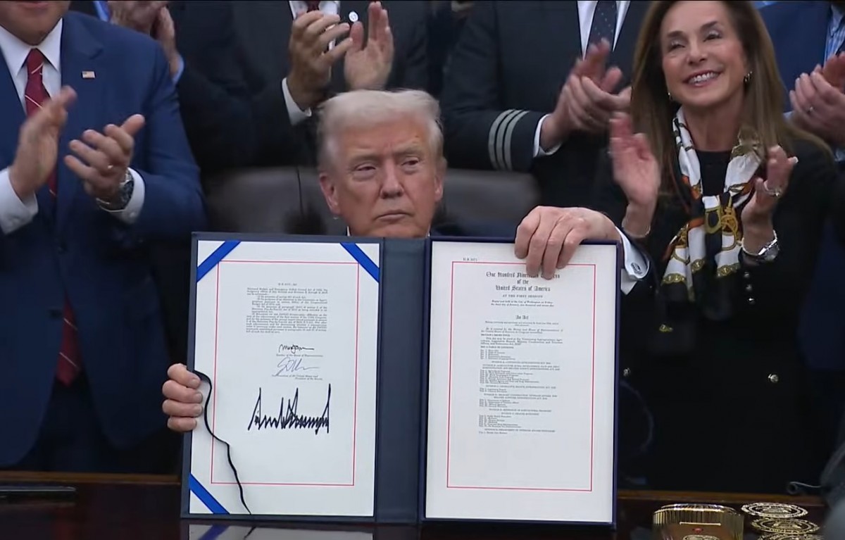 Tổng thống Donald Trump ngày 12/11 ký ban hành dự luật, chính thức khép lại đợt đóng cửa chính phủ dài nhất lịch sử nước Mỹ. Ảnh: Nhà Trắng