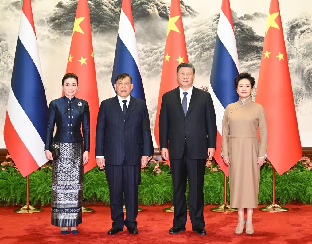 Chủ tịch Trung Quốc Tập Cận Bình và phu nhân Bành Lệ Viện chụp ảnh chung với Quốc vương Thái Lan Maha Vajiralongkorn Phra Vajiraklaochaoyuhua và Hoàng hậu Suthida Bajrasudhabimalalakshana tại Bắc Kinh, ngày 14/11. Ảnh: Tân Hoa xã
